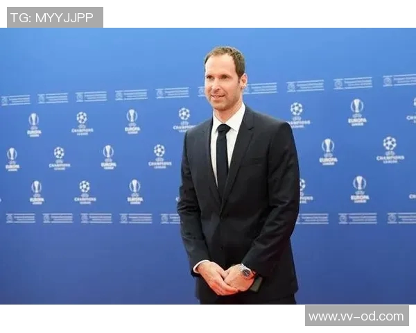 切赫退役后重返冰球赛场期待阿森纳夺冠并有意未来执教